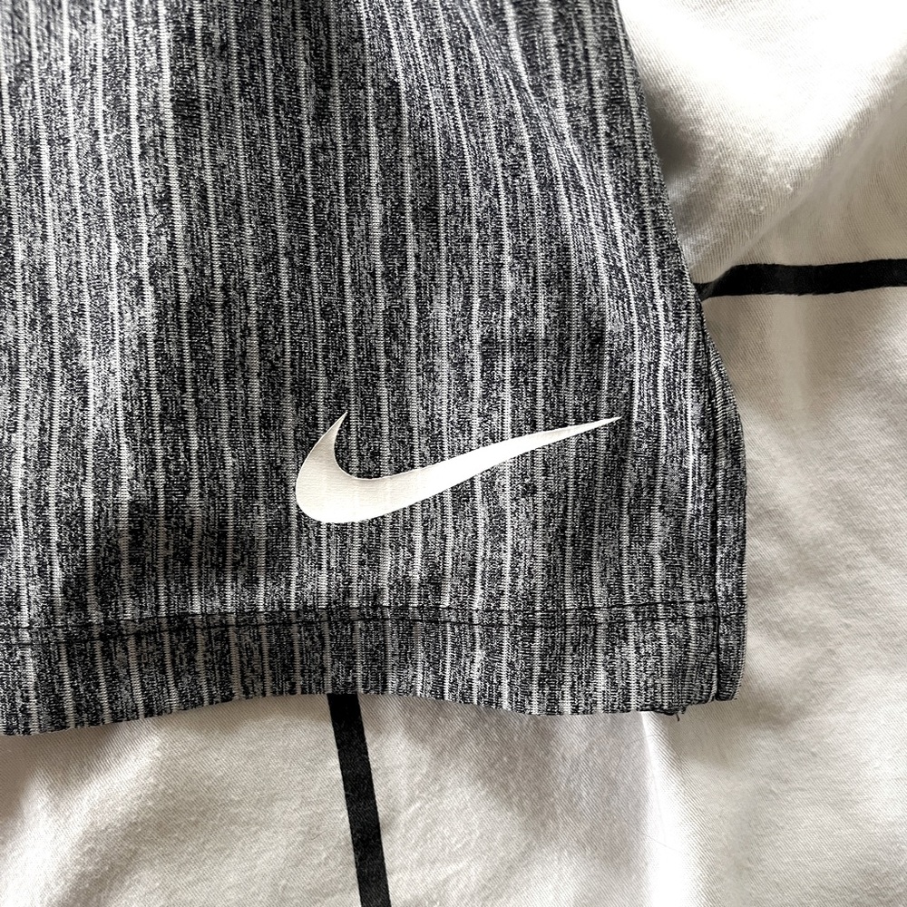 Womens Nike workout tank, with built in bra - Picture 3 of 3